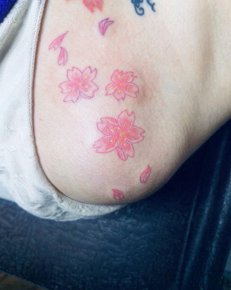 花纹身图片_肩部纹身图案