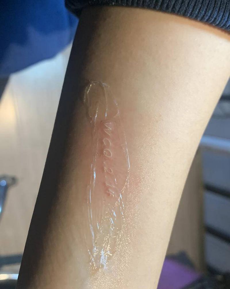 白色姓名生日纹身图片_手臂纹身图案