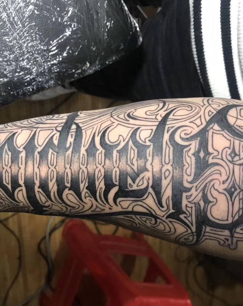 花体字纹身图片_手臂花体字纹身图案