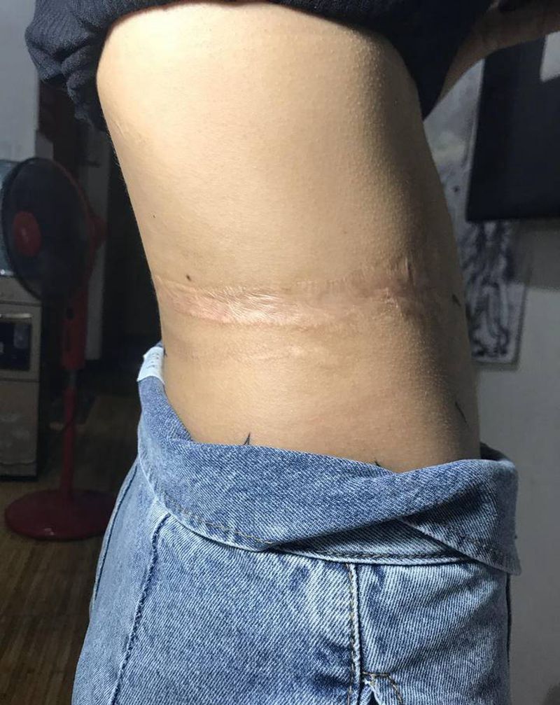 伤疤遮盖，客人要求羽毛纹身图片_腰部纹身图案