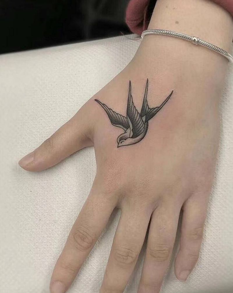 燕子纹身图片_手部纹身图案