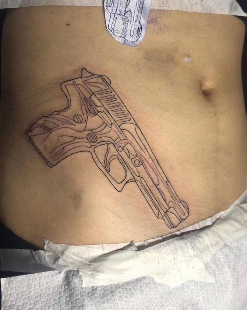 枪纹身图片_腰部欧美写实纹身图案