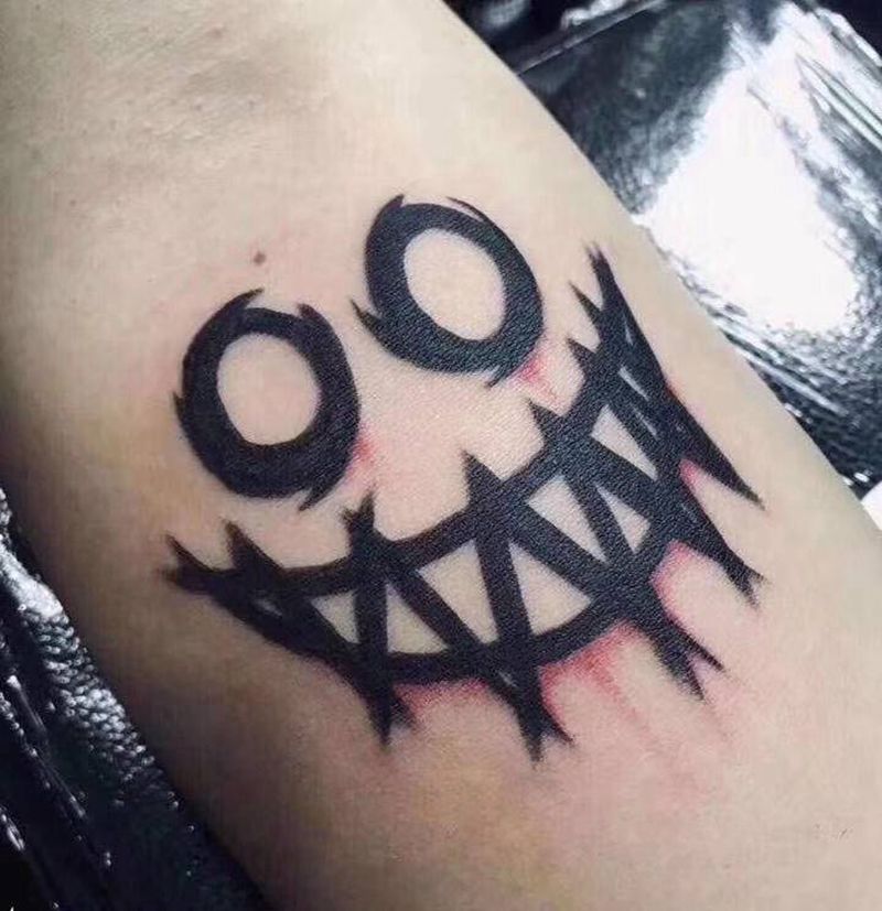 笑脸纹身图片_手臂纹身图案