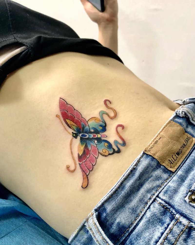 蝴蝶纹身图片_腰部纹身图案