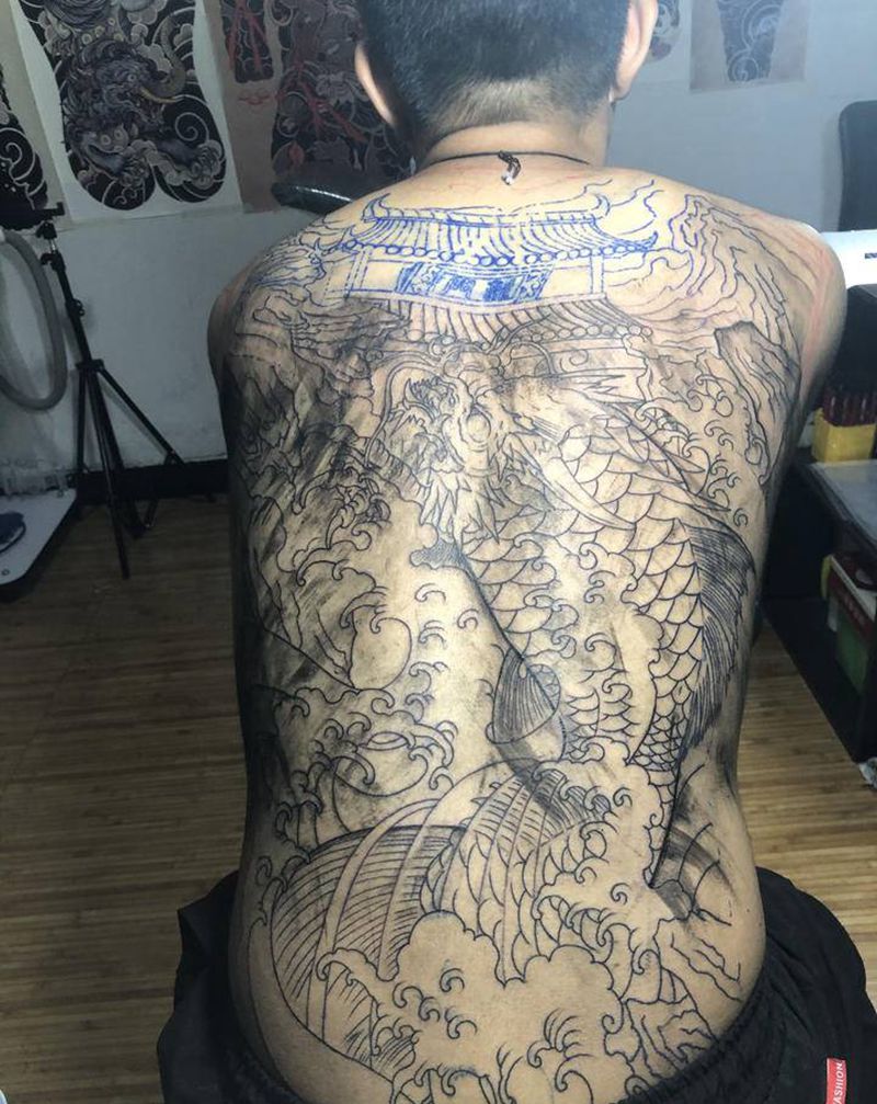 鲤鱼跳龙门纹身图片_背部纹身图案