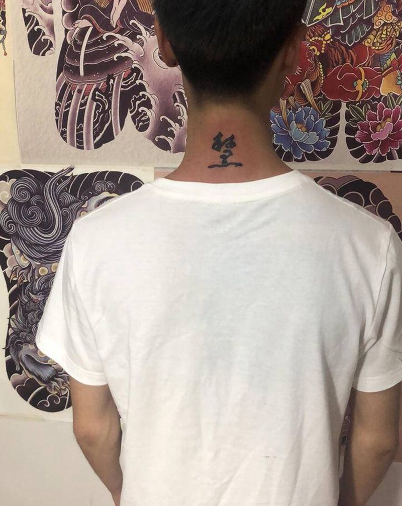 字纹身图片_颈部纹身图案