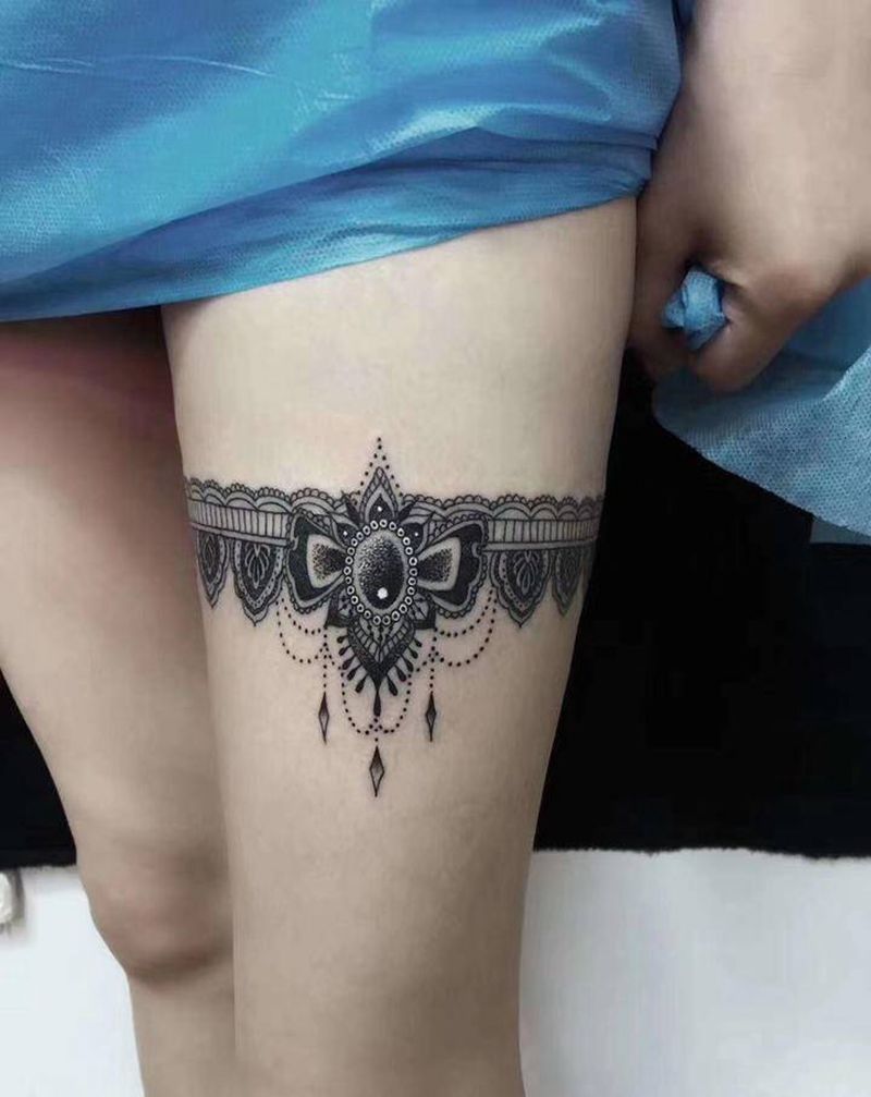 蕾丝大腿纹身图片_腿部纹身图案