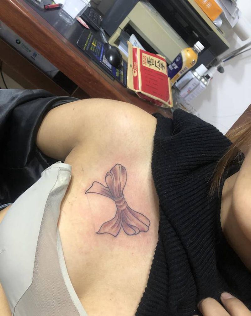 蝴蝶结纹身图片_胸部纹身图案