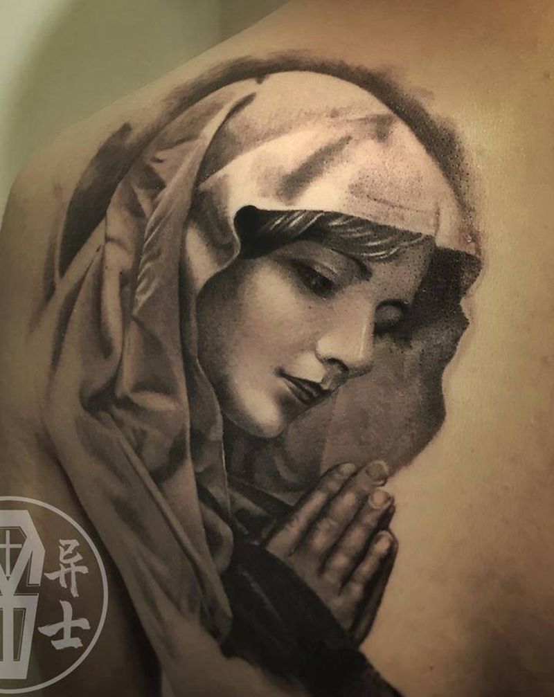 满背圣母进度纹身图片_背部欧美写实圣母鸽子纹身图案