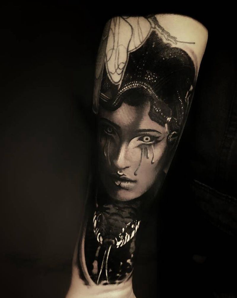 小臂内侧美杜莎纹身图片_手臂手部欧美写实美杜莎蛇肖像纹身图案