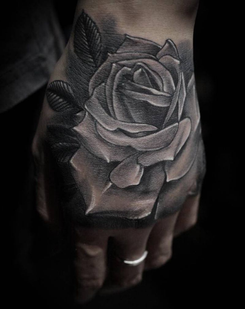 手背玫瑰纹身图片_手部欧美写实纹身图案