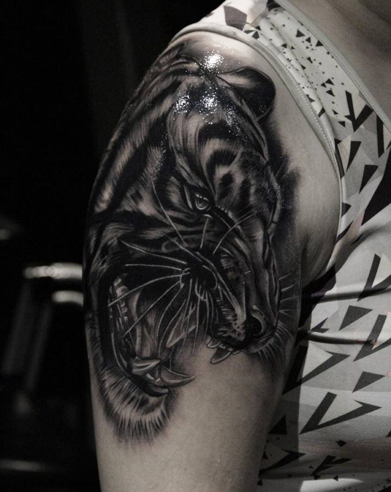 大脑斧纹身图片_手臂欧美写实纹身图案