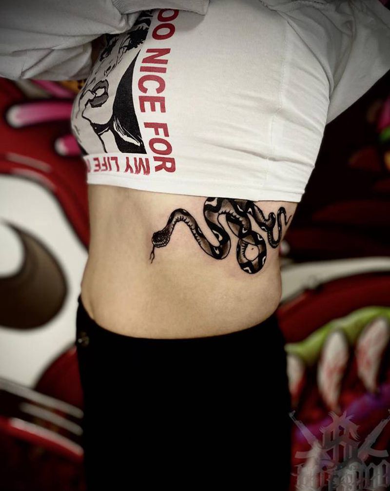 嘶嘶嘶纹身图片_腰部Old School蛇纹身图案