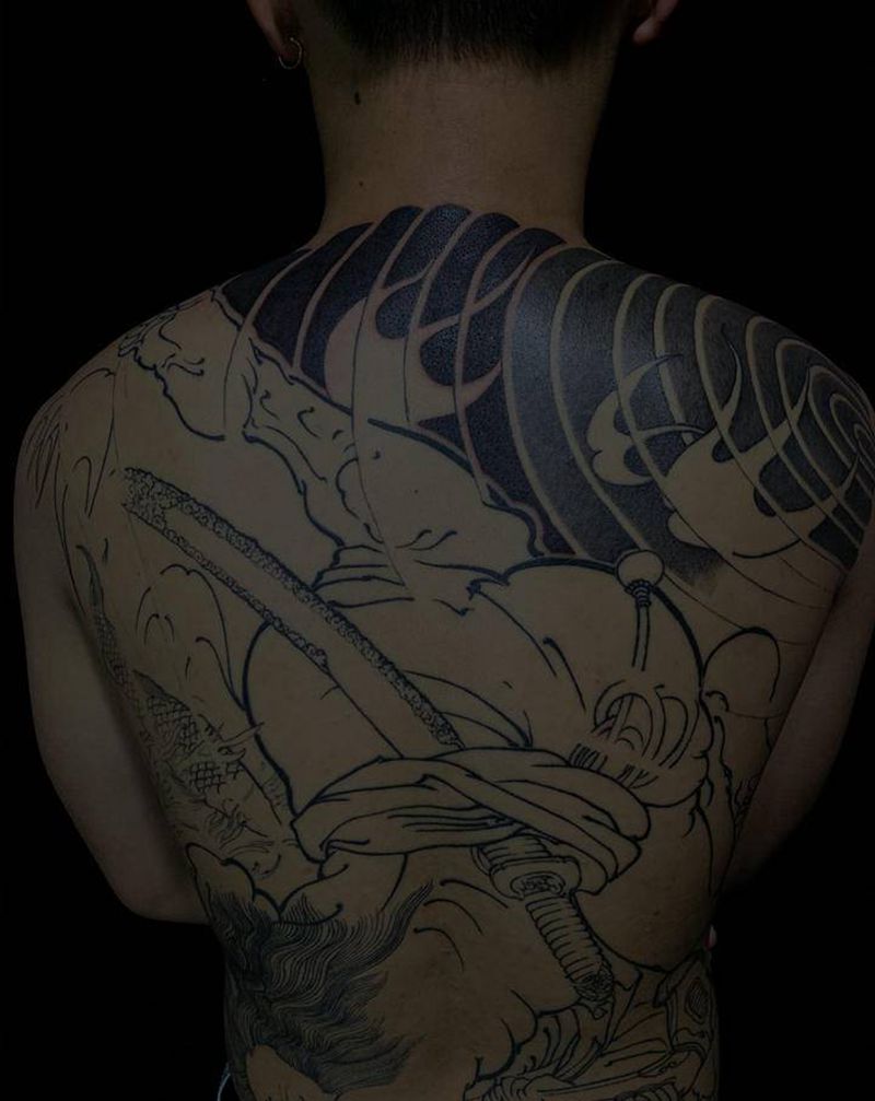 背景板雾过程局部纹身图片_背部老传统纹身图案