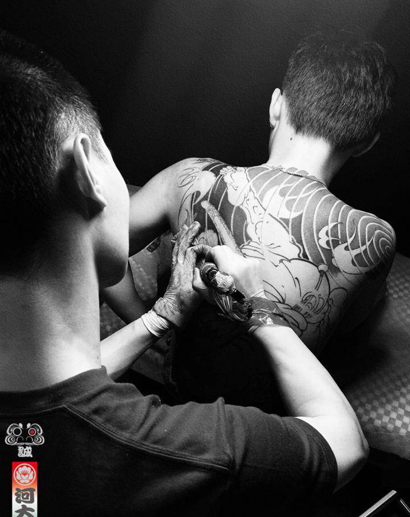 日式满背板雾纹身图片_背部老传统张顺纹身图案