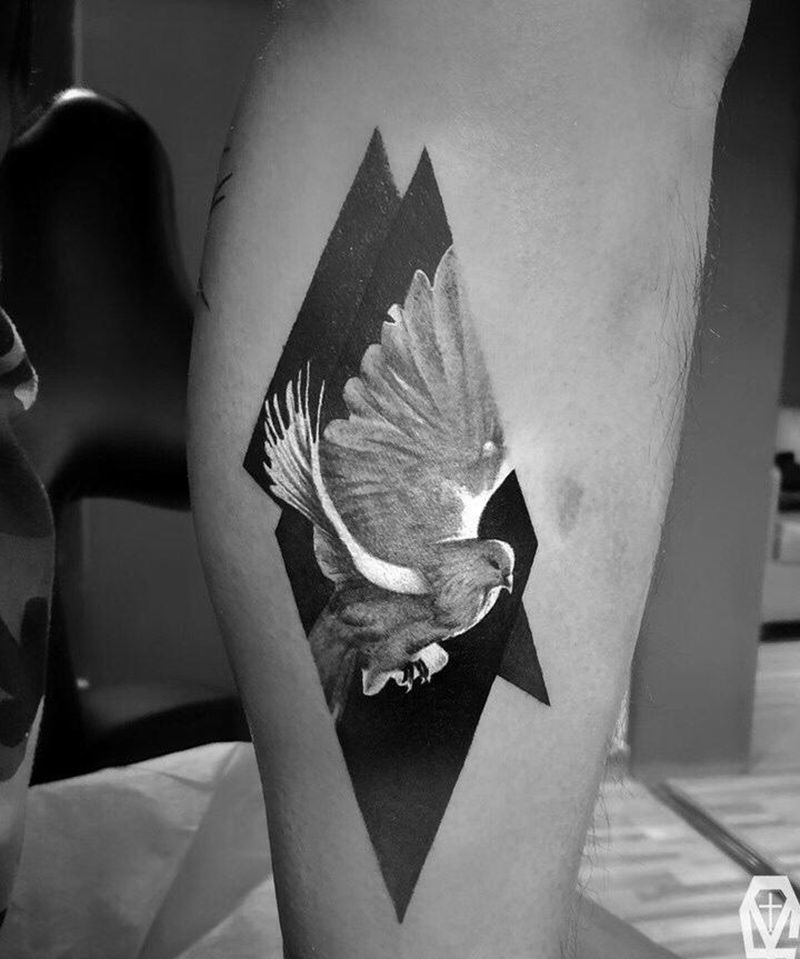 和平鸽纹身图片_腿部欧美写实昆明纹身图案