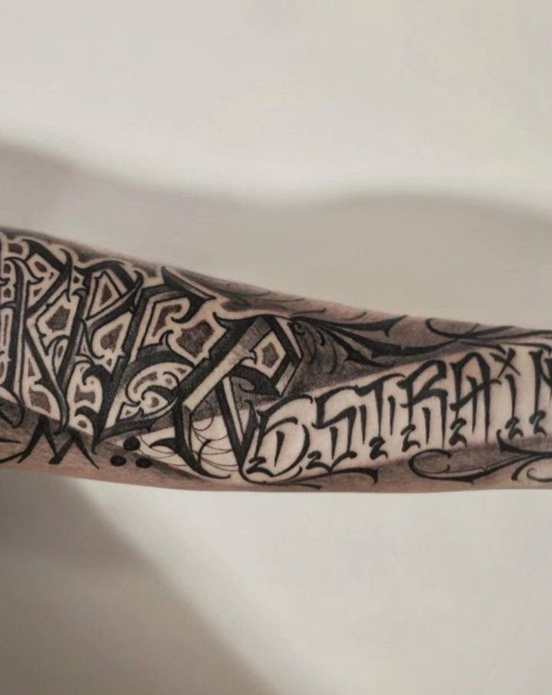 奇卡诺纹身图片_手臂花体字昆明纹身图案