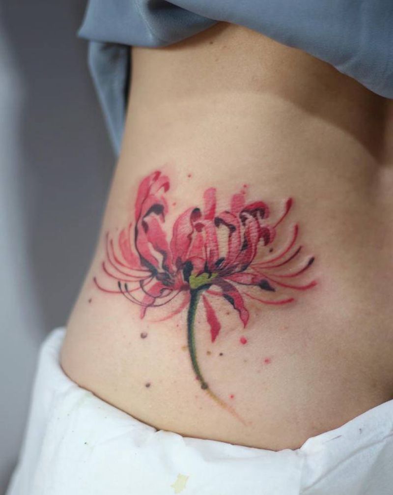 彼岸花纹身图片_腰部水彩纹身图案