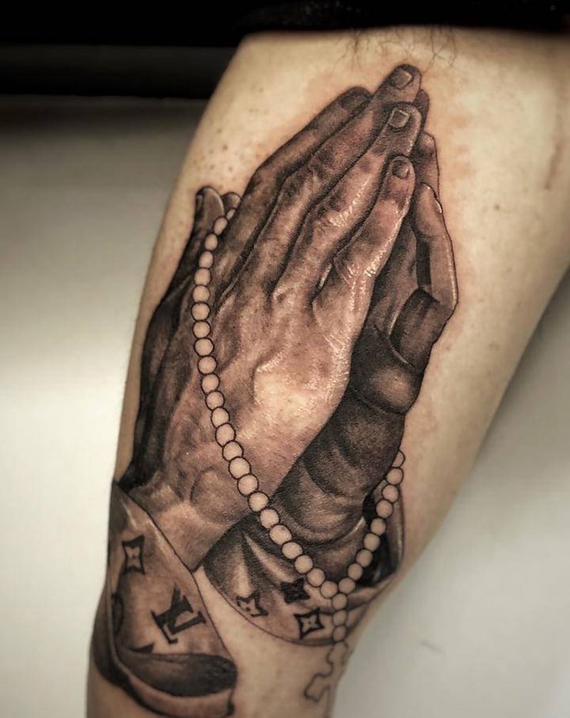 双手合十纹身图片_手臂欧美写实纹身图案
