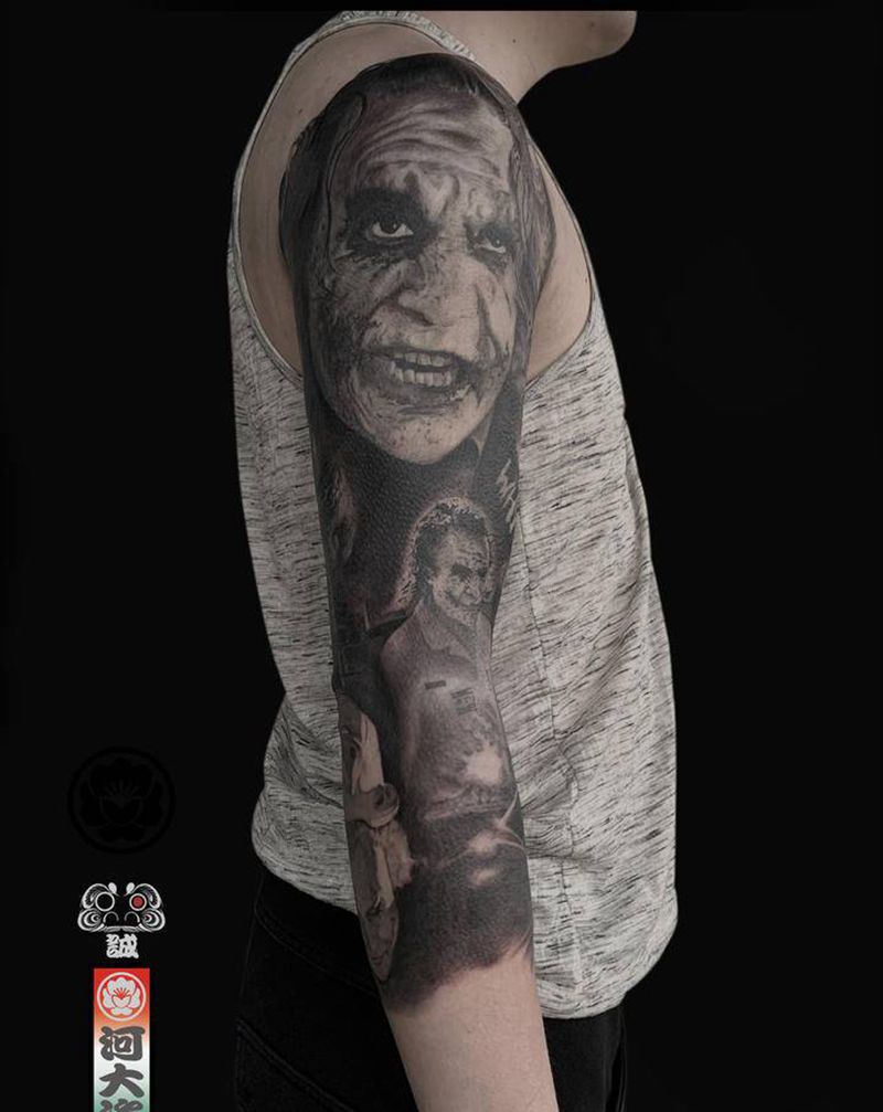 写实花臂小丑七分纹身图片_手臂欧美写实黑暗骑士纹身图案
