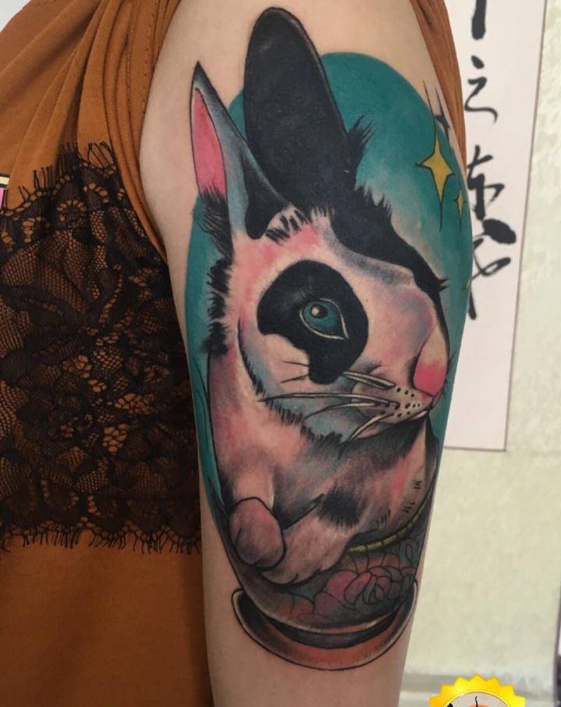 兔子纹身图片_手部新传统欧美写实纹身图案