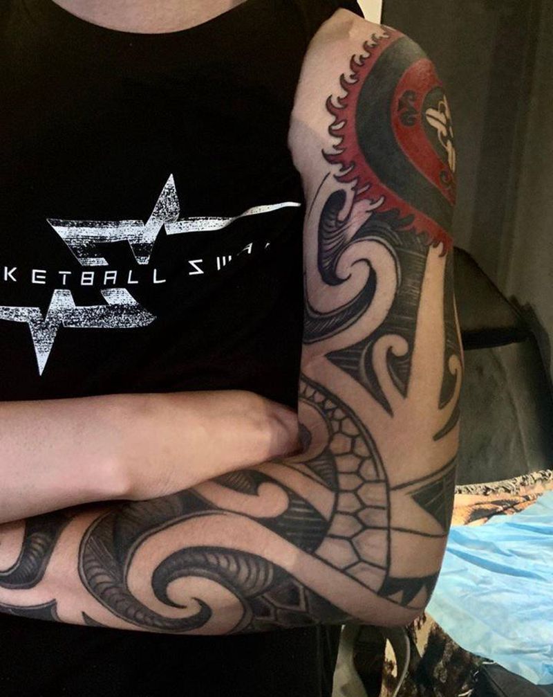 图腾楼空花臂纹身图片_老传统纹身图案