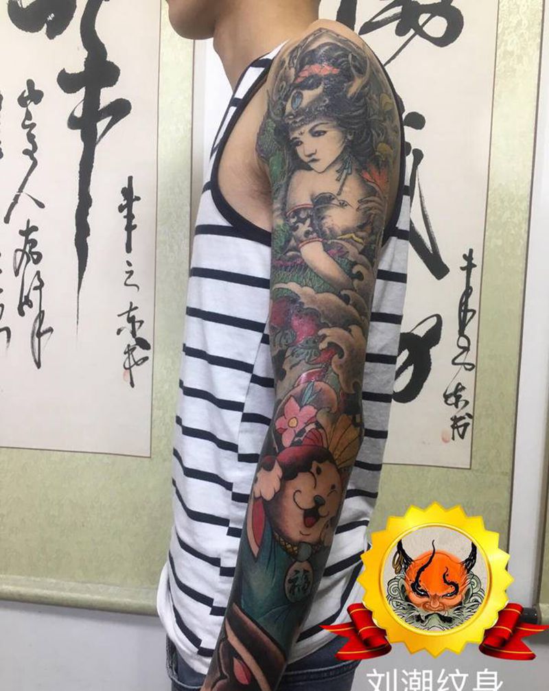 花旦招财猫纹身图片_手臂手部新传统纹身图案