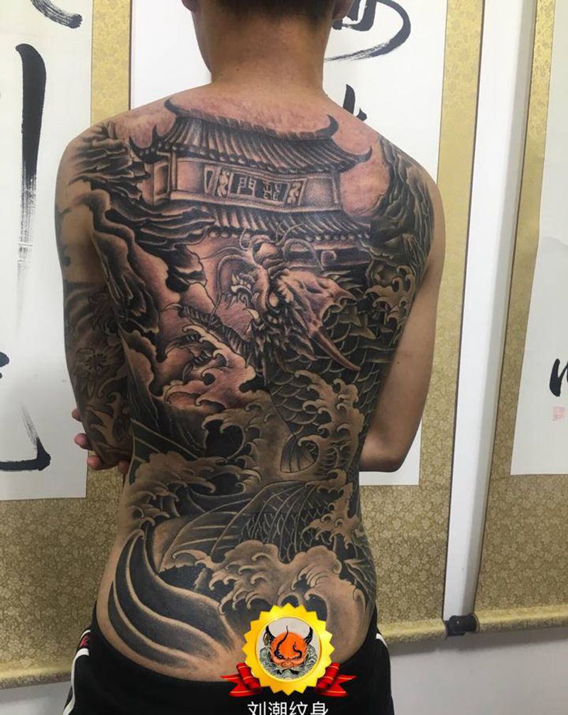 鲤鱼跳龙门纹身图片_背部新传统纹身图案