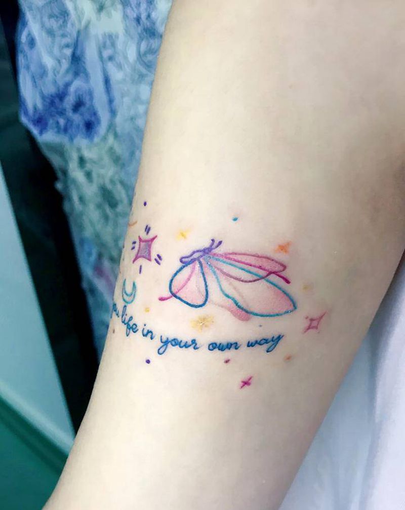 彩色蝴蝶纹身图片_手部蝴蝶纹身图案