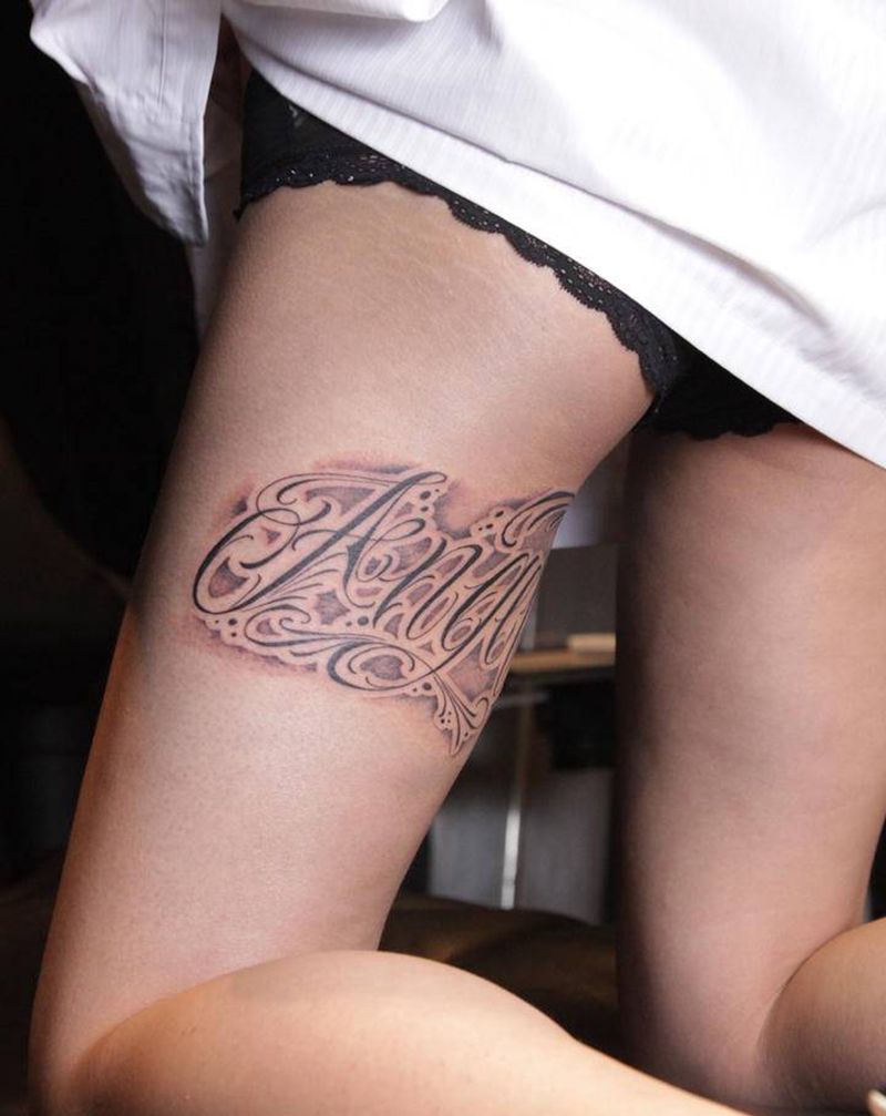 Angle纹身图片_臀部腿部花体字纹身图案