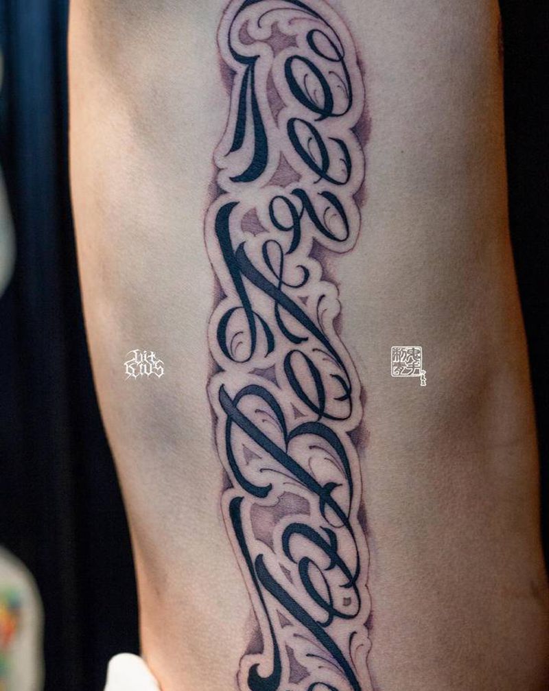 To be free纹身图片_腰部花体字纹身图案