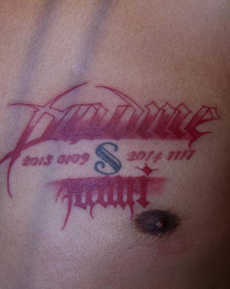 六字箴言纹身图片_胸部花体字纹身图案