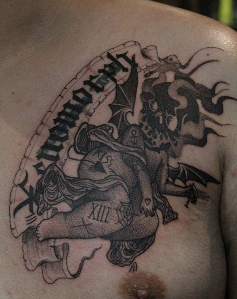 Xenomorph纹身图片_胸部花体字纹身图案