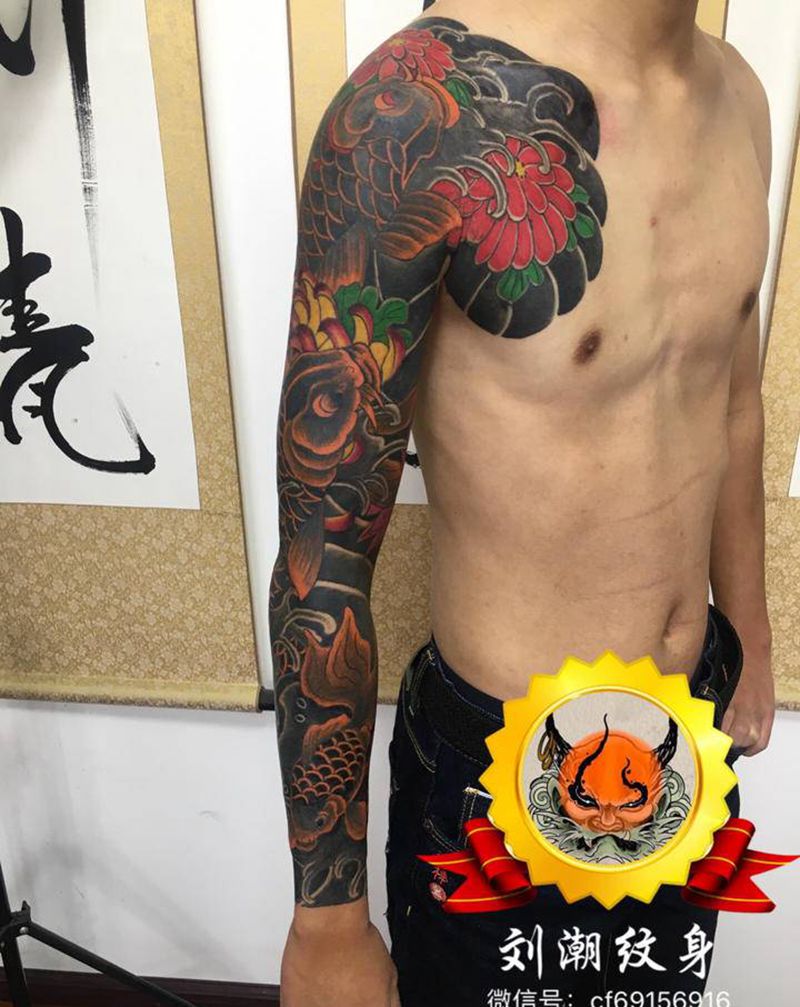 老传统菊花鲤鱼纹身图片_手部手臂老传统新传统纹身图案