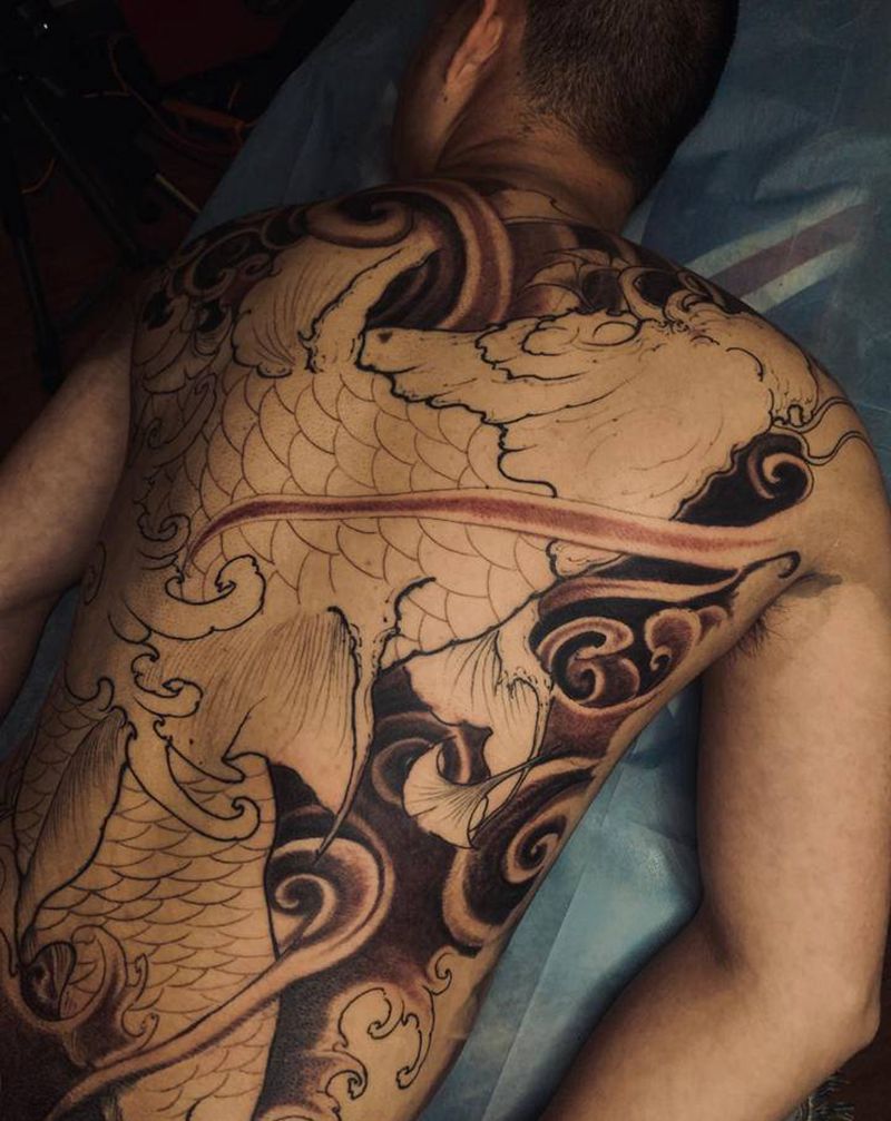 满背锦鲤纹身图片_新传统纹身图案