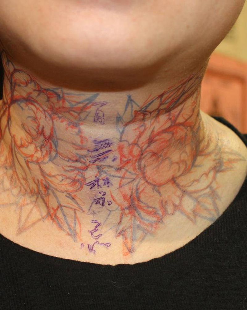 牡丹纹身图片_颈部老传统牡丹日式纹身图案