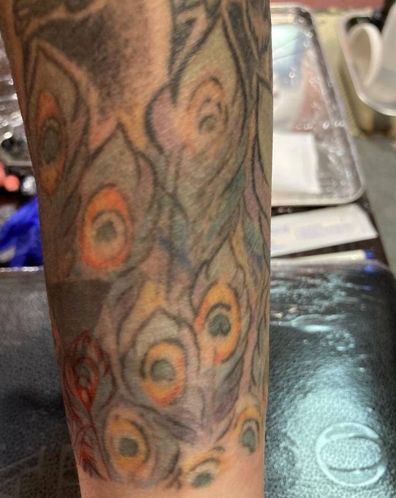 孔雀羽毛纹身图片_手臂老传统孔雀羽毛日式遮盖纹身图案