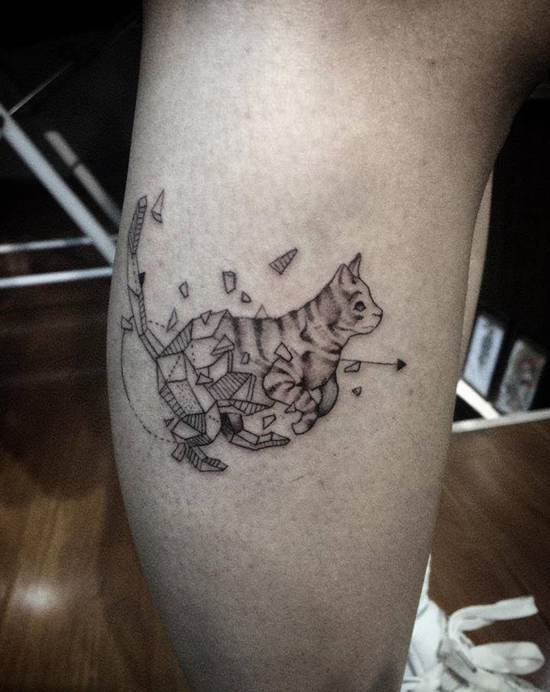 喵纹身图片_腿部点刺几何猫纹身图案