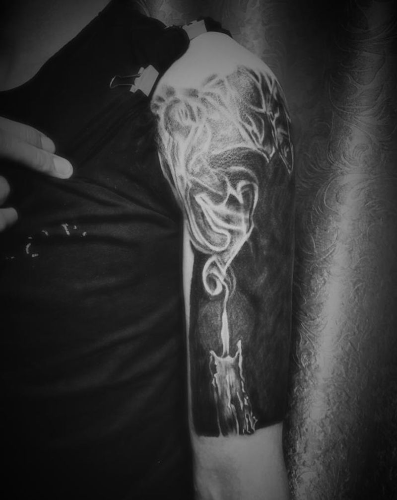 替你点根蜡纹身图片_手部欧美写实New School纹身图案