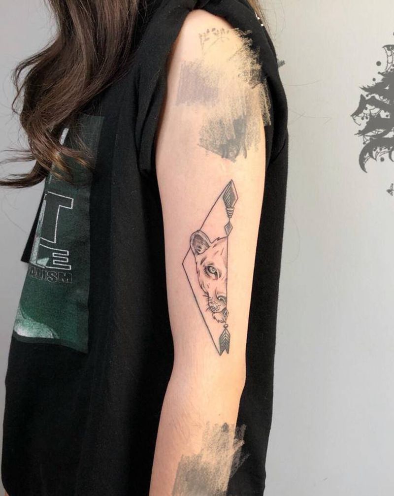 狮子纹身图片_手部纹身图案