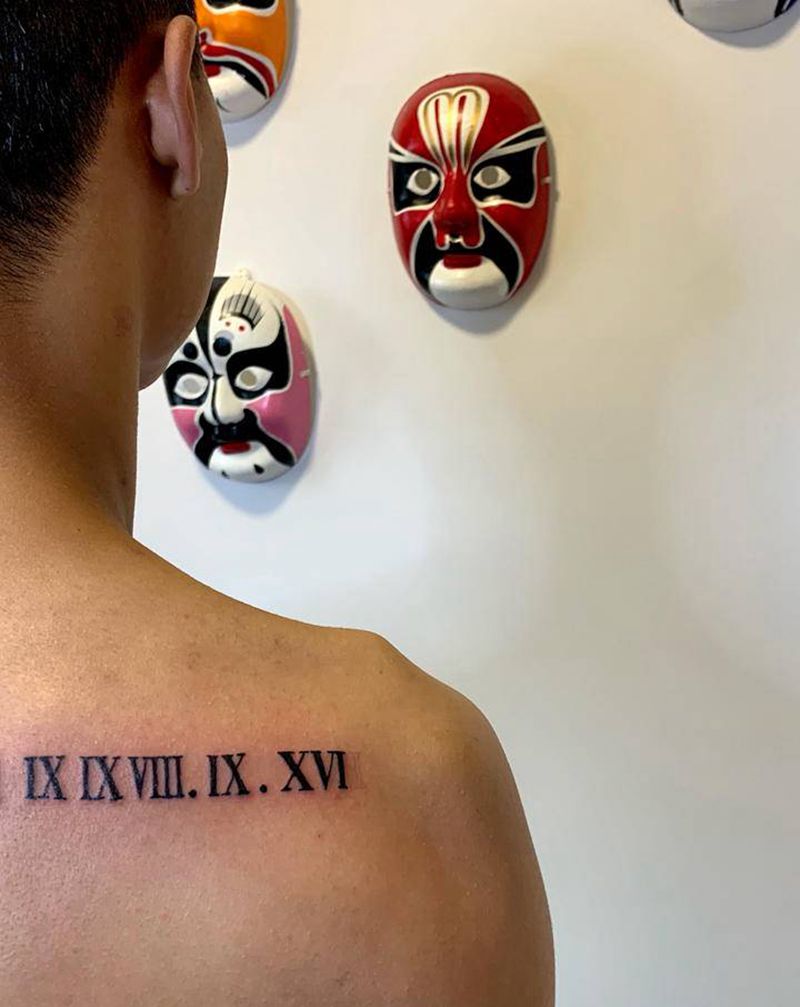罗马数字纹身图片_背部花体字纹身图案