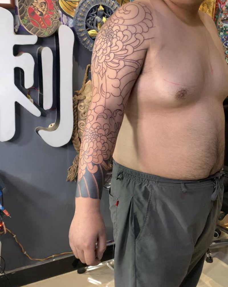 老传统菊花纹身图片_手部老传统纹身图案