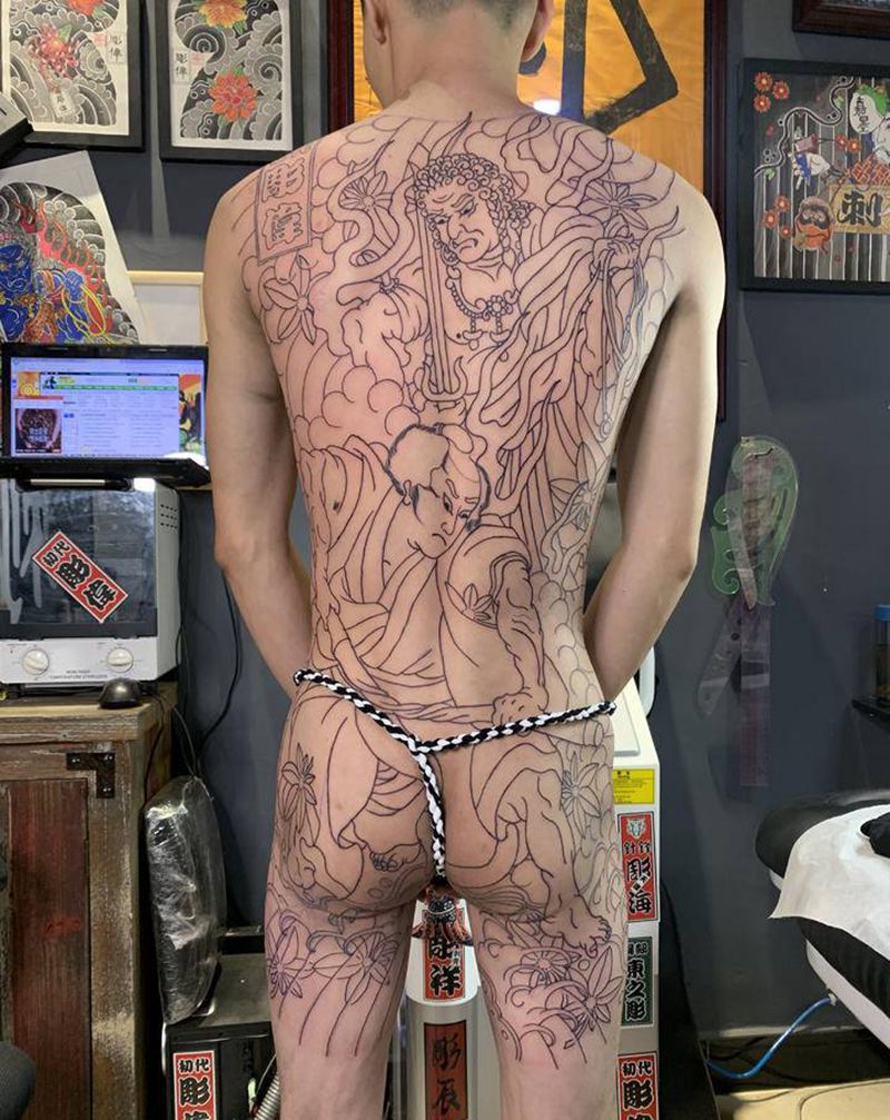 老传统满背到臀纹身图片_背部臀部老传统纹身图案