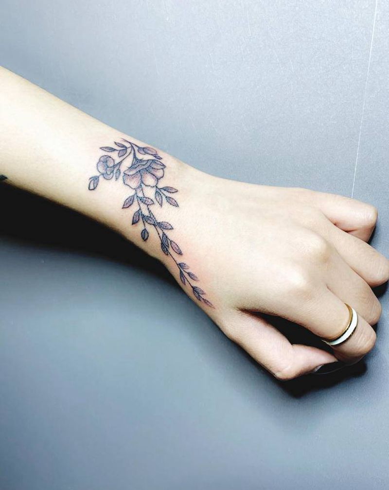 花纹身图片_手部New School点刺纹身图案