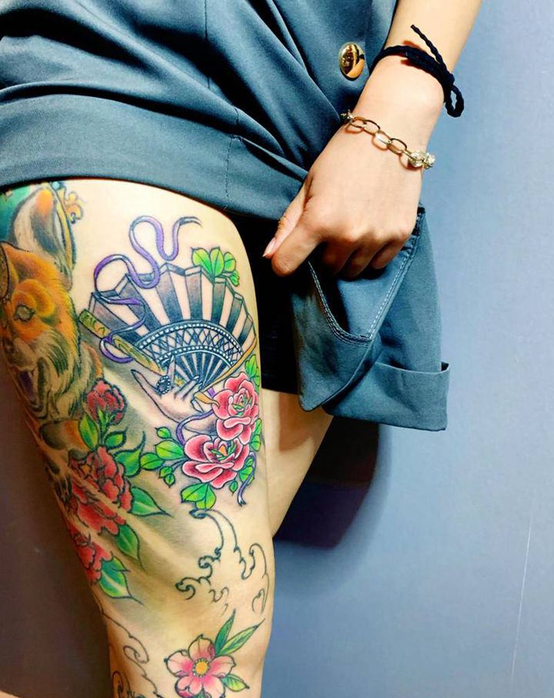 扇子。玫瑰花。纹身图片_腿部Old School新传统纹身图案