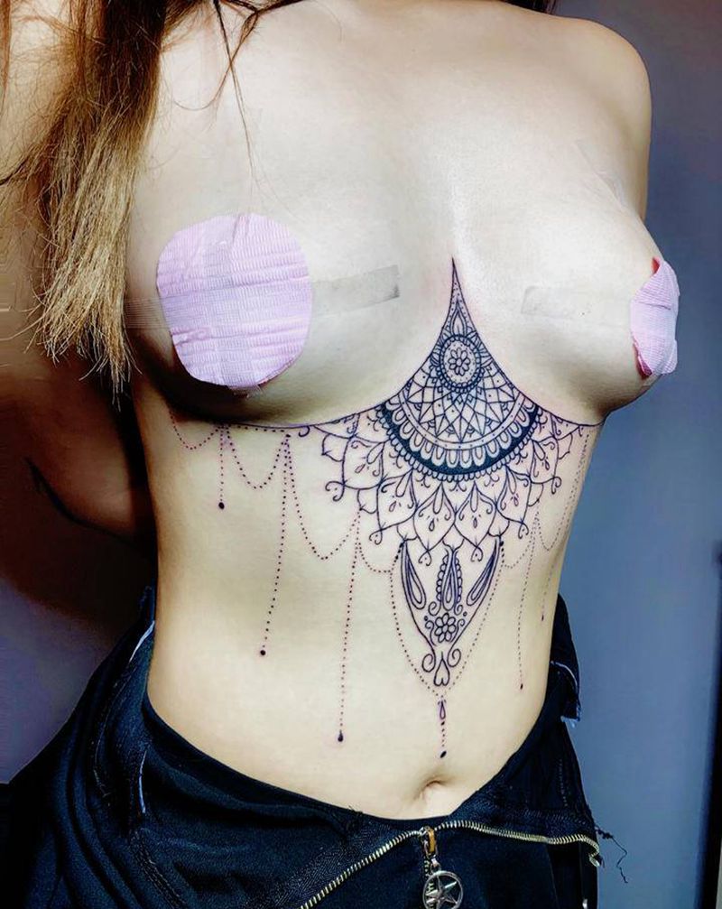 梵花纹身图片_胸部点刺几何纹身图案