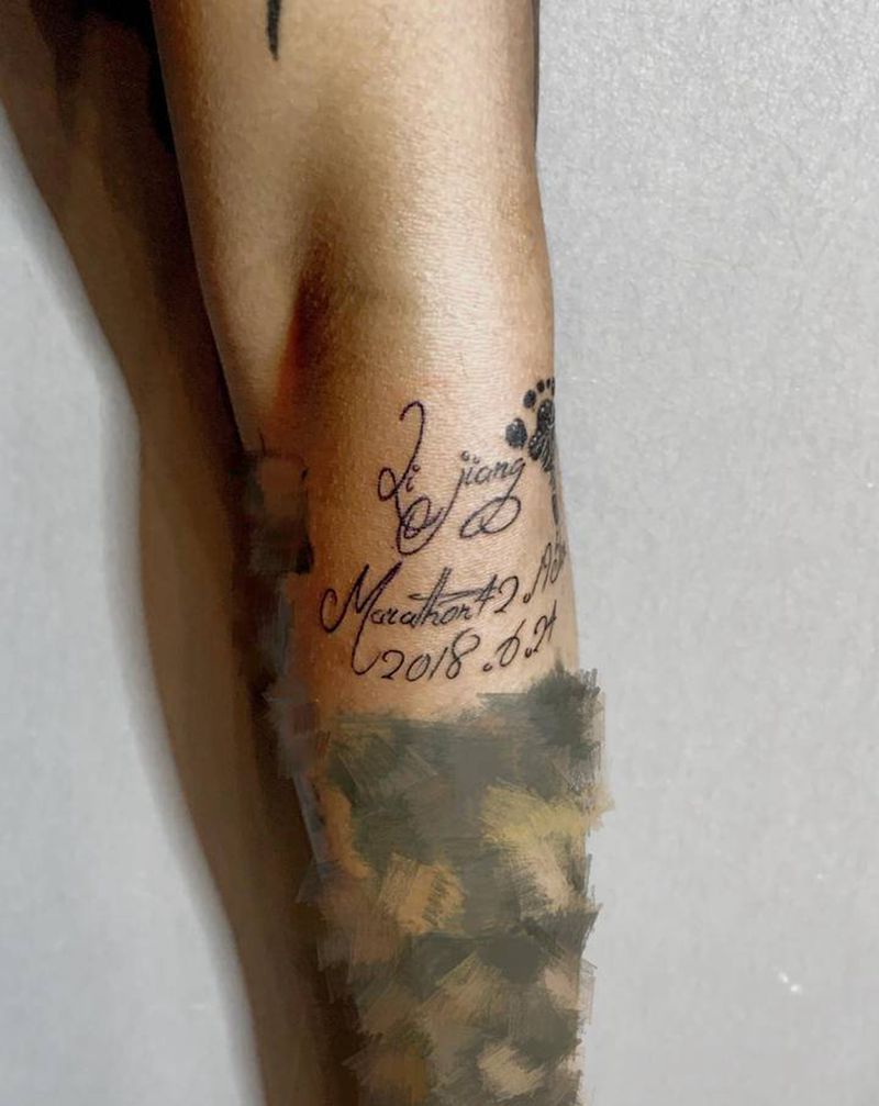 小脚丫纹身图片_手部花体字点刺纹身图案