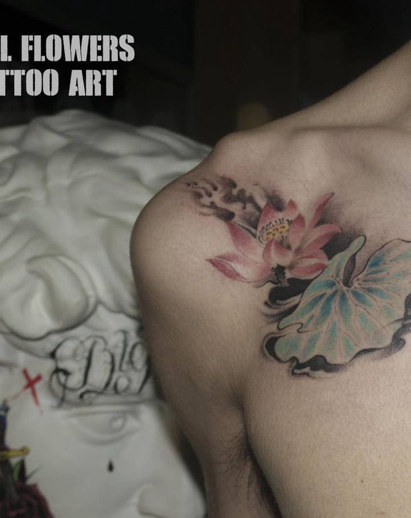 荷花纹身图片_肩部水彩荷花纹身图案