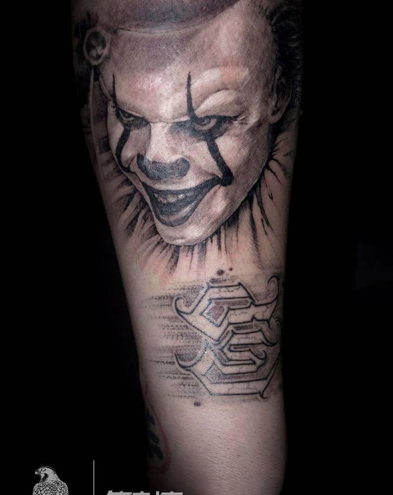 小丑纹身图片_手臂欧美写实小丑纹身图案