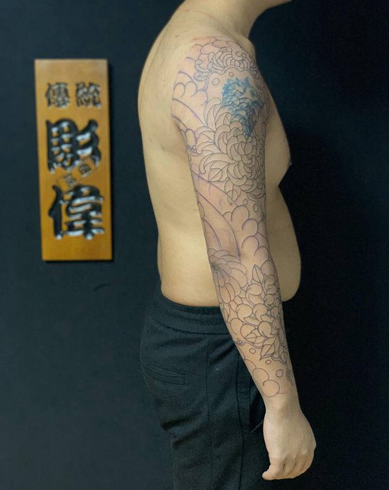 菊花花臂日式老传统纹身图片_手臂肩部老传统纹身图案